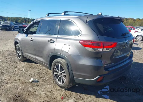 2017 Toyota Highlander Xle z USA, uszkodzony, nr VIN 5TDJZRFH4HS426150